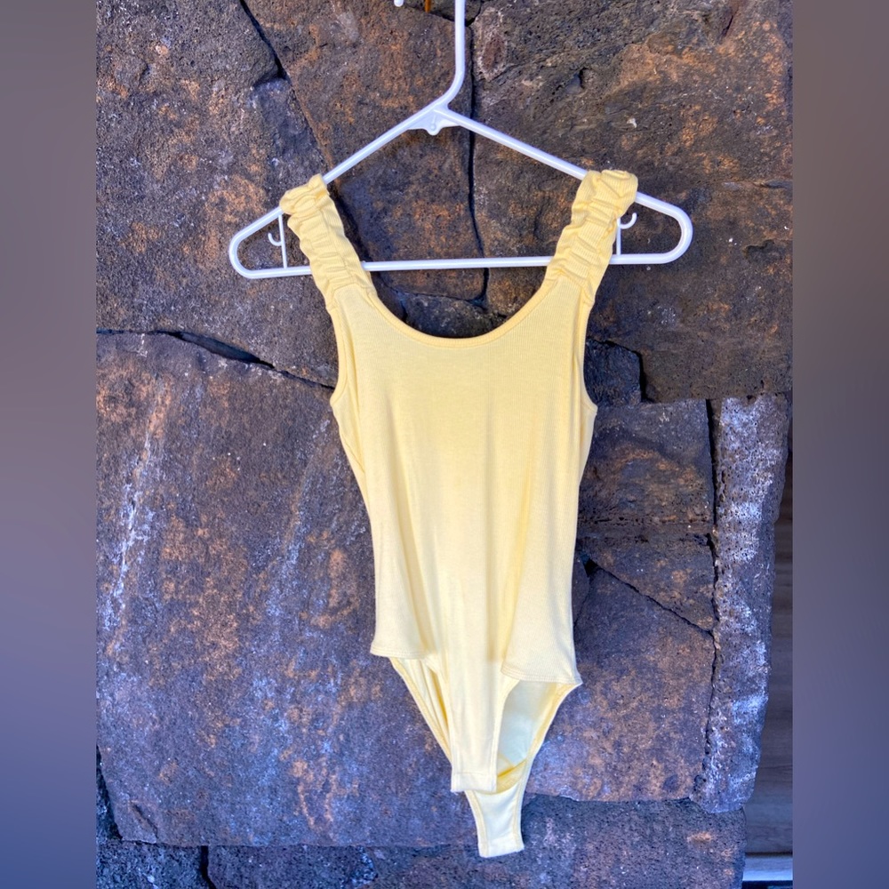 Cute summer shirt!!! Such a lovely color and never worn! ⭐️🕊